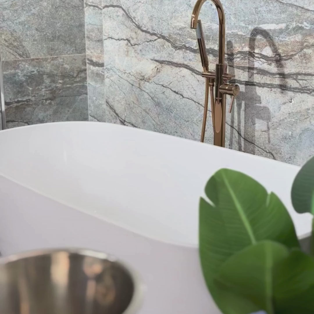 Amor Polished White Freestanding Bathtub